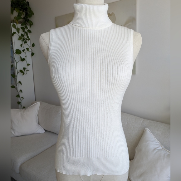 A Row Sleeveless High-Neck Top - Picture 9 of 9